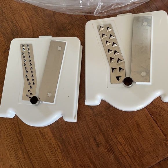 Spiral Vegetable Slicer and Spiral Cookbook Never used - Picture 12 of 13